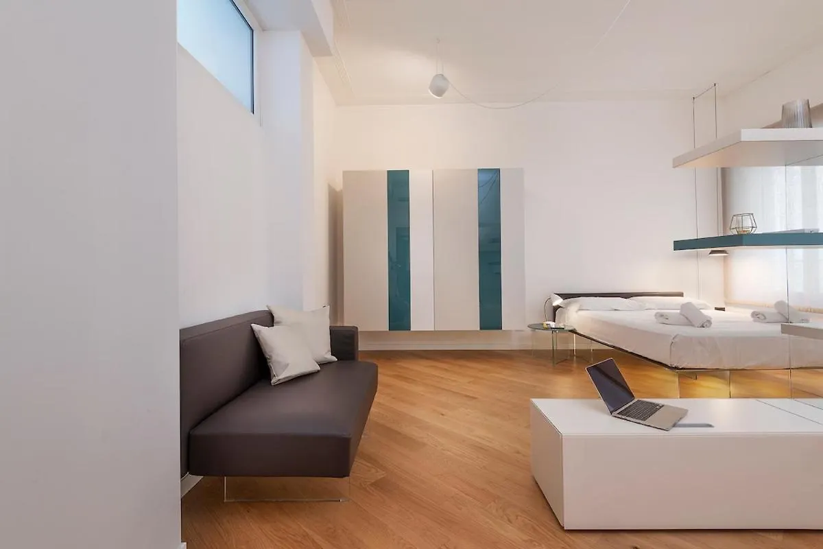 Duomo Suite - 3 Minutes From The Duomo ミラノ 0*,  イタリア